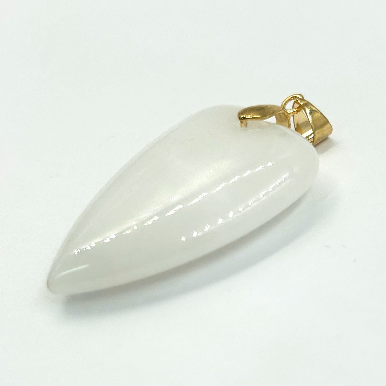 Кулон с белым агатом размер 25*39мм цвет золото